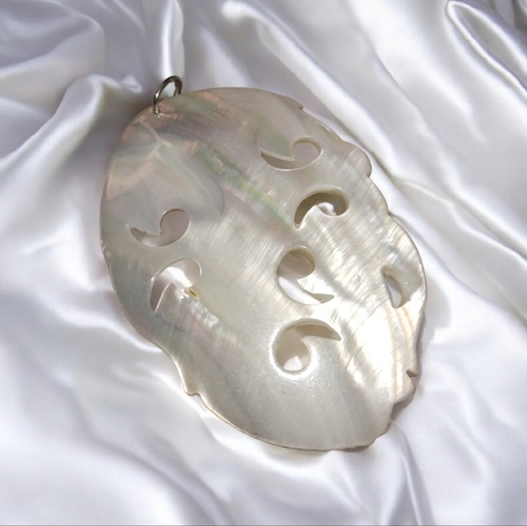 fittagains Other - Elegant Blister Mother of Pearl Pendant.